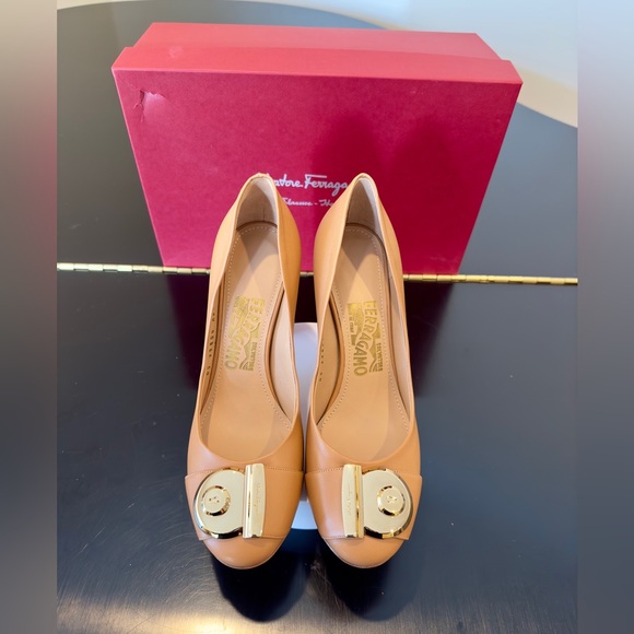 Salvatore Ferragamo NWT Luxury Chic Minimalist RARE Authentic Fiamma Tan Pumps - Picture 4 of 17